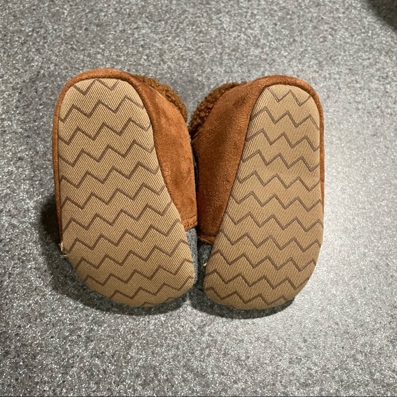 LIKE NEW 3-6mo booties - Picture 4 of 4